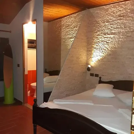 Studenti * 地拉那